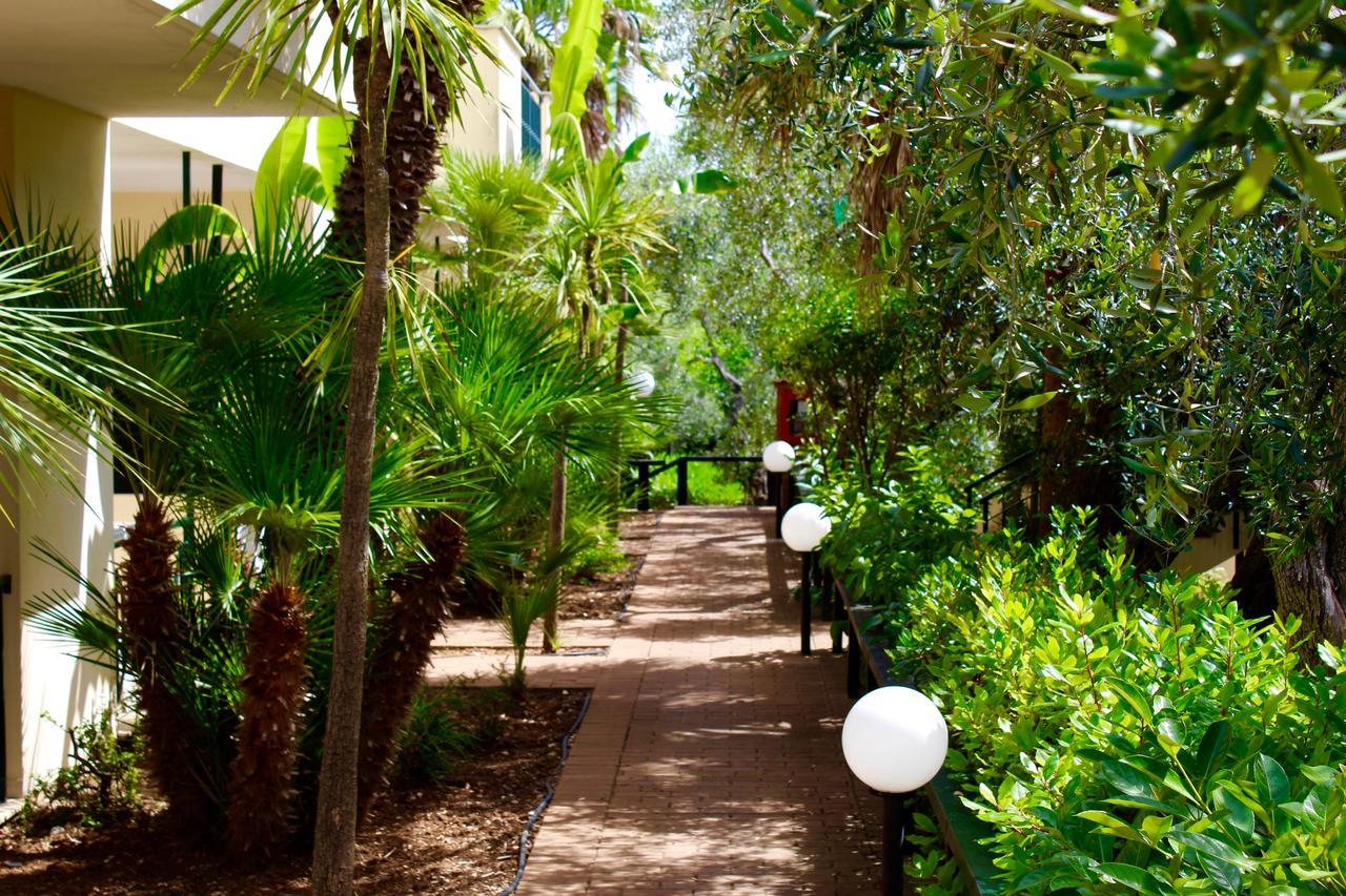 Villaggio Turistico Defensola Vieste Bagian luar foto